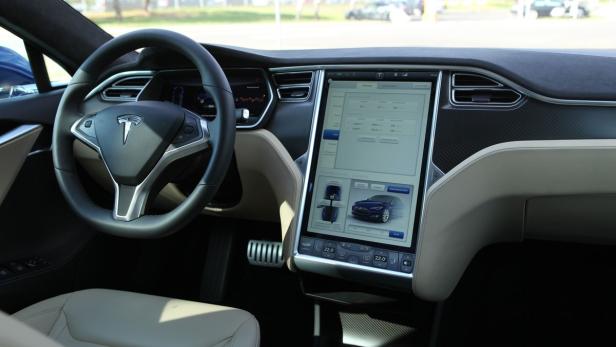 Hacker haben es geschafft, den Tesla Autopiloten hinters Licht zu führen