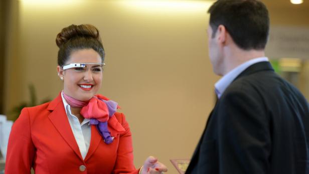 In der Business Lounge von Virgin Atlantic in Heathrow ist das Bodenpersonal mit Google Glass ausgerüstet