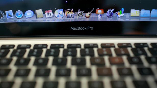 Hermanos roban MacBooks por 4 millones de dólares