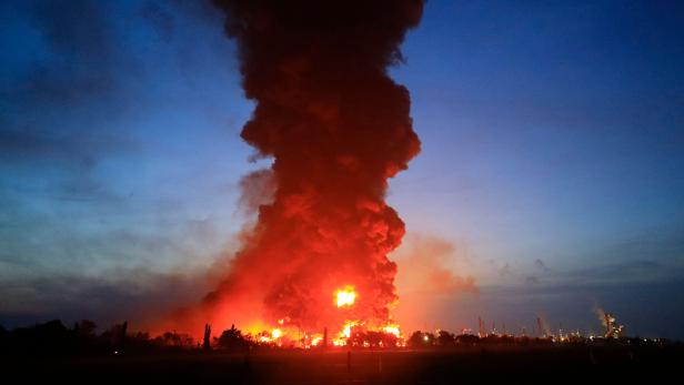 TOPSHOT-INDONESIA-ACCIDENT-REFINERY-FIRE