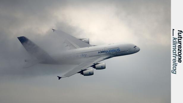 Ein Airbus A380 kommt aus den Wolken hervor