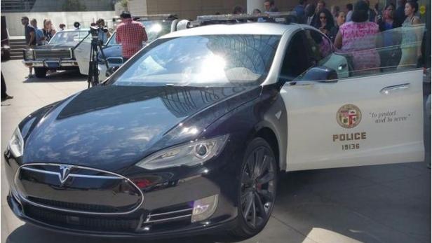 Die Polizei in LA präsentiert ihren neuen Tesla