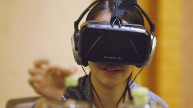 Mensch mit Oculus Rift Virtual-Reality-Brille