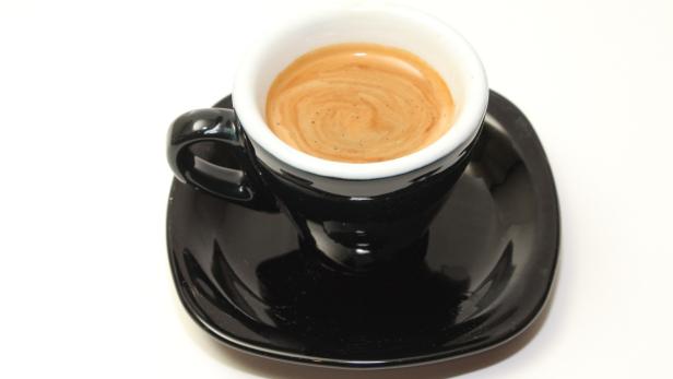 Walter Schweifer gibt Tipps für den richtigen Kaffeegenuss - etwa diesen: Auch wenn Sie Kaffee am liebsten mit Zucker und Milch trinken - die Unterschiede zwischen den einzelnen Sorten erschmeckt man am besten in schwarzem Kaffee. Professionelle Verkoster tun dies übrigens schlürfend von einem Löffel.