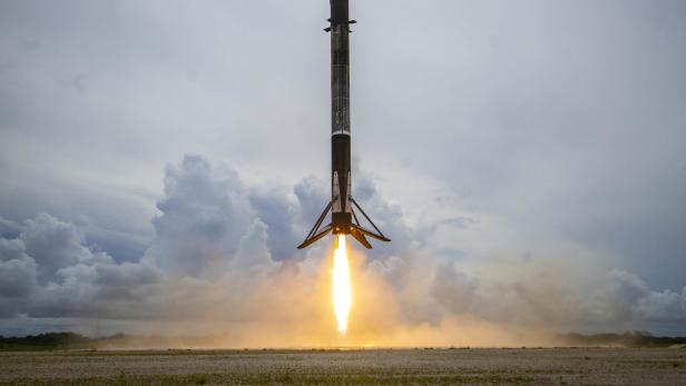 Erste Raketenstufe einer Falcon-9-Rakete bei der Landung