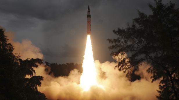 Testabschuss einer indischen Agni-V Langstreckenrakete, die einen nuklearen Sprengkopf tragen kann