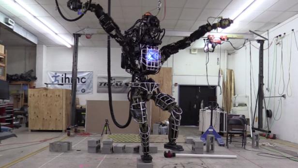 Google-Roboter beim Tanzen wie in Karate Kid.