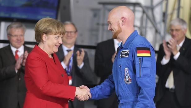 Bundeskanzlerin Angela Merkel gratuliert Alexander Gerst während ihrem Besuch im European Astronaut Centre (EAC) der europäischen Raumfahrtagentur ESA in Köln