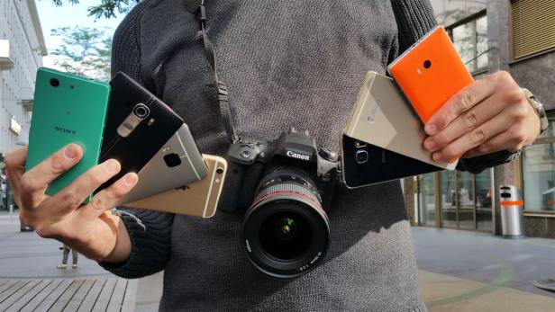 Sieben Smartphones treten gegen eine Spiegelreflexkamera an