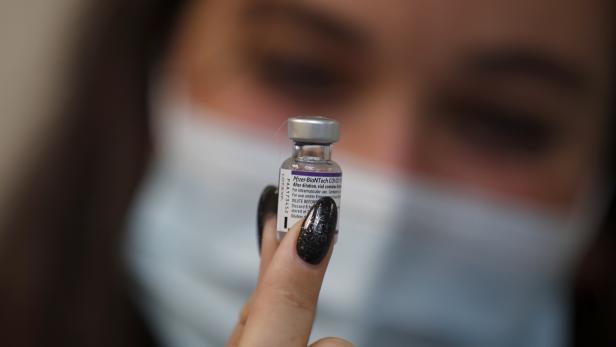 Israel offers third covid vaccine shot to people aged over 40