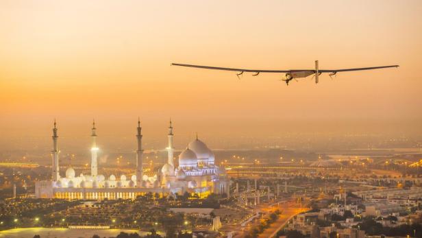 Solar Impulse 2 bei einem Testflug in Abu Dhabi