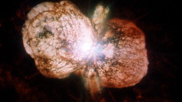 Hubble Aufnahme eines instabilen Sterns in Eta Carinae, der immer wieder supernova-artigen Explosionen verursacht
