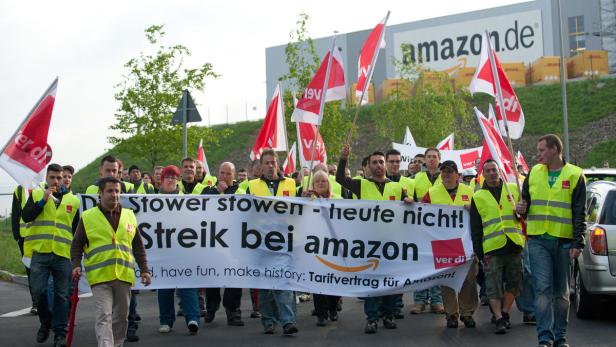 Amazon-Beschäftigte streiken am 14.05.2013 in Bad Hersfeld (Hessen). Hintergrund für den Streik ist die Forderung nach einem Tarifvertrag zu den Konditionen des Einzel- und Versandhandels, was das Unternehmen bisher ablehnt. Foto: Uwe Zucchi/dpa +++(c) dpa - Bildfunk+++
