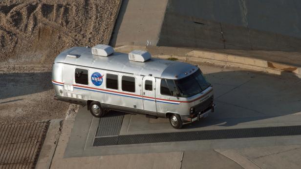 NASA Astrovan auf Asphaltfläche