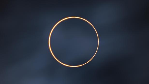 Goldener Ring einer Sonnenfinsternis am Nachthimmel