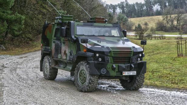 In Autos der Bundeswehr wie dem Führungs- und Funktionsfahrzeug &quot;Eagle&quot; könnten bald neue Funkgeräte verbaut werden.