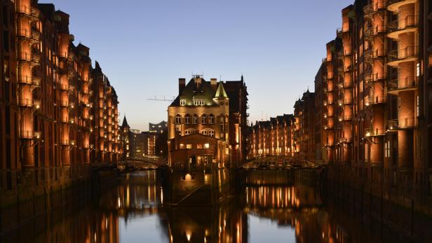 WeltkulturerbeSpeicherstadtin Hamburg wird von Philips LED-Leuchten ausgeleuchtet