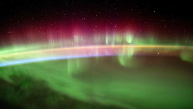 Das Bild zeigt Polarlichter, die von der Internationalen Raumstation aus aufgenommen wurde. Am Montag war ein solches Polarlicht bis in den Mittleren Westen der USA hinein zu sehen.