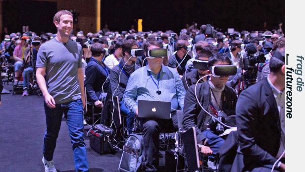 Mark Zuckerberg vor Sitzreihen voller Menschen mit aufgesetzten Virtual-Reality-Brillen
