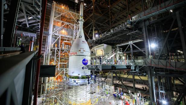 Die Orion-Raumkapsel an der Spitze der SLS-Rakete montiert