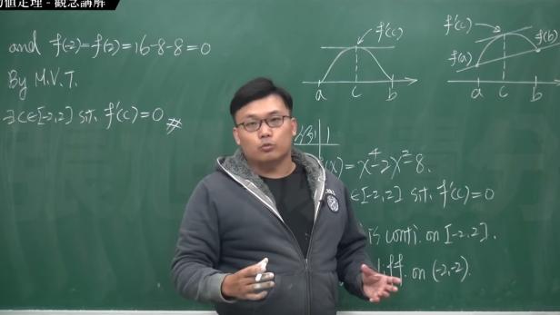 Taiwanesischer Mathamtik-Professor vor einer Schultafel