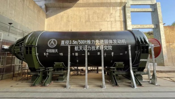 Feststoffraketentriebwerk des chinesischen Unternehmens CASC auf einem Prüfstand