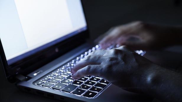 Hacker am Laptop