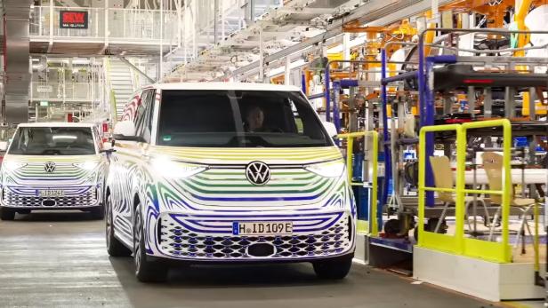 Getarnte VW I.D. Buzz in einer Produktionshalle