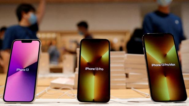 FILE PHOTO: FILE PHOTO: Apple's iPhone 13 models are pictured at an Apple Store in Beijing