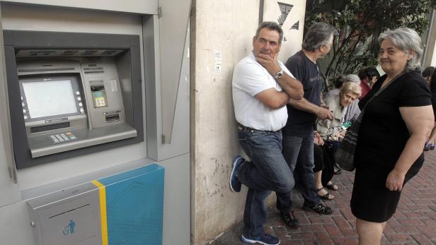 Wer in Griechenland derzeit zu Bargeld kommen will, braucht Geduld