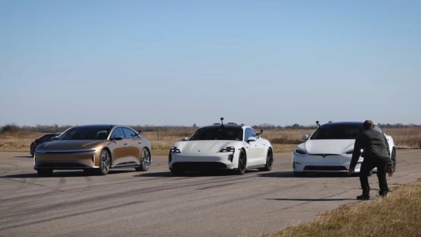 Drei E-Autos auf Startlinie einer Rennstrecke