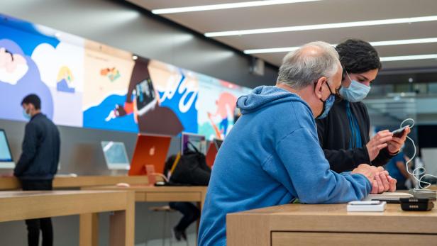 US-APPLE-STORE-EMPLOYEES-AT-SOME-LOCATIONS-BEGIN-TO-ORGANIZE-UNI