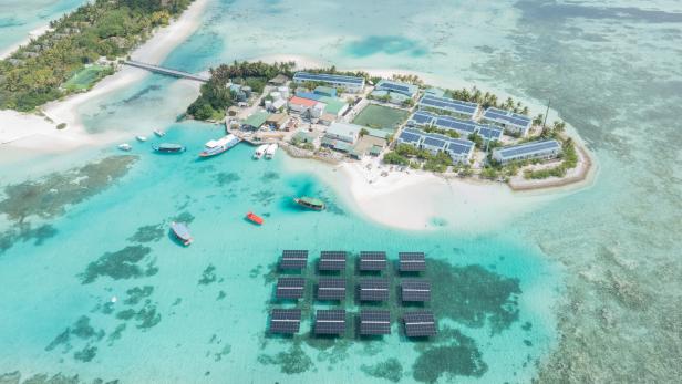 Swimsol-PV-Anlage vor einer Malediven-Insel
