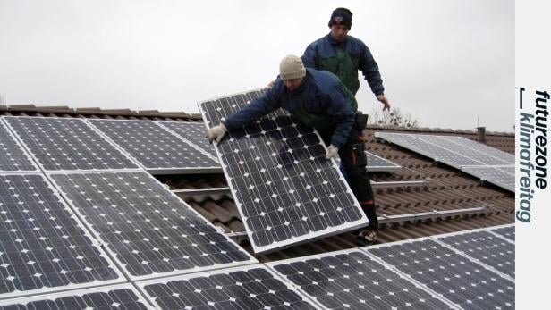 Zwei Männer installieren Solarmodule auf einem Dach