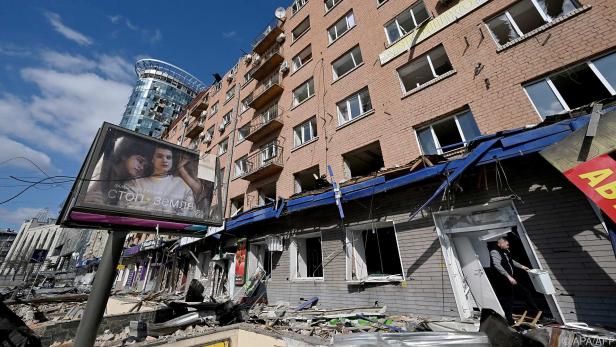 Zerstörte Häuser nach russischen Angriffen in Kiew