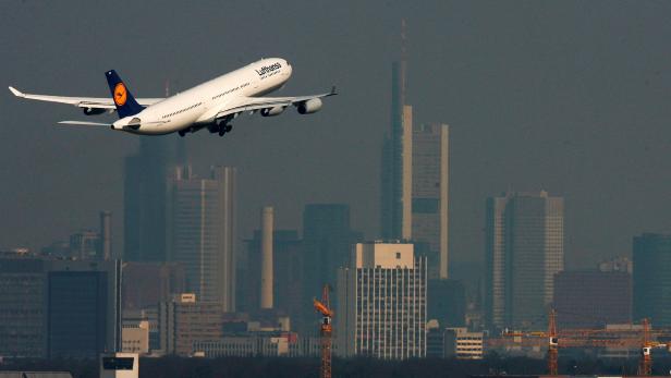 FILE PHOTO: A Lufthansa Airbus A340 takes off from Frankfurt airport