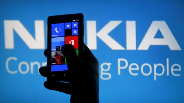 Kurz darauf verkündet Nokia einen Betriebsverlust für das zweite Quartal 2013 von 115 Mio. Euro. Der Absatz mit Lumia-Smartphones steigt zwar um mehr als 30 Prozent, bleibt aber hinter den Erwartungen zurück.