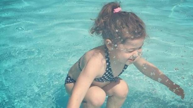 Das ist das Foto des kleinen Mädchens. Befindet sie sich wirklich unter Wasser? Warum sind dann ihre Haare trocken?