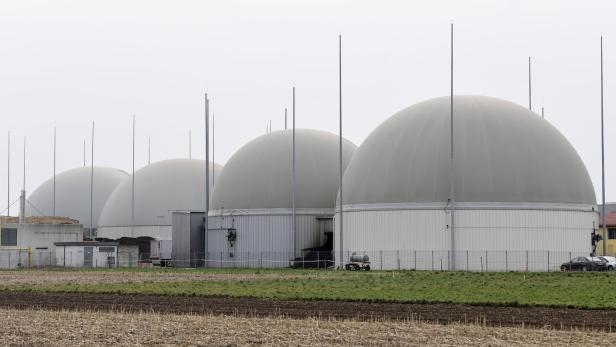 Mehrere Biogasanlagen mit ihren charakteristischen Kuppeln in einer ländlichen Umgebung.