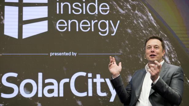 FILE PHOTO: Elon Musk, Chairman of SolarCity and CEO of Tesla Motors, speaks at SolarCityÕs Inside Energy Summit in Midtown, New York