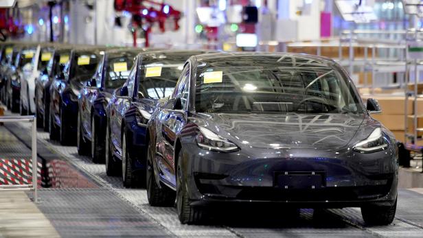 FILE PHOTO: FILE PHOTO: Tesla China-made Model 3 vehicles are seen during a delivery event at the carmaker's factory in Shanghai, China