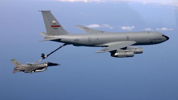 Eine Boeing KC-135E betankt eine F-16