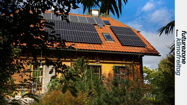 Ein stromautarkes Haus mit Photovoltaikmodulen auf dem Dach