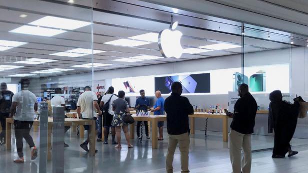 La gente visita l'Apple Store al Cumberland Mall di Atlanta
