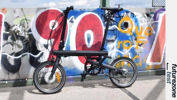 Xiaomi QiCycle Elektro-Klapprad vor Graffiti