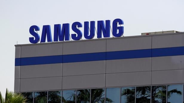 Samsung-Logo auf einem Firmengebäude