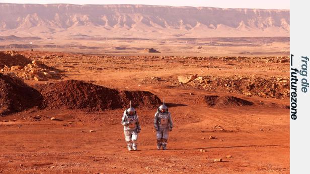 Zwei Analog-Astronauten stapfen durch Mars-ähnliche Landschaft
