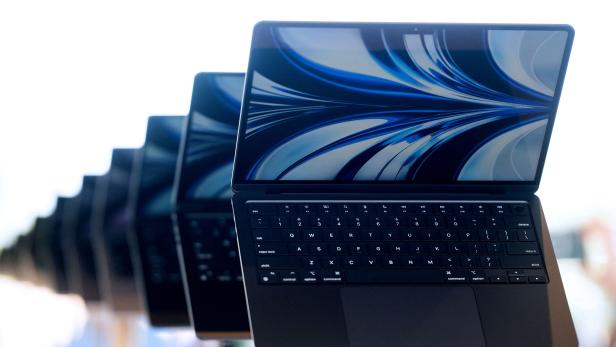 Mehrere Apple MacBooks stehen nebeneinander.