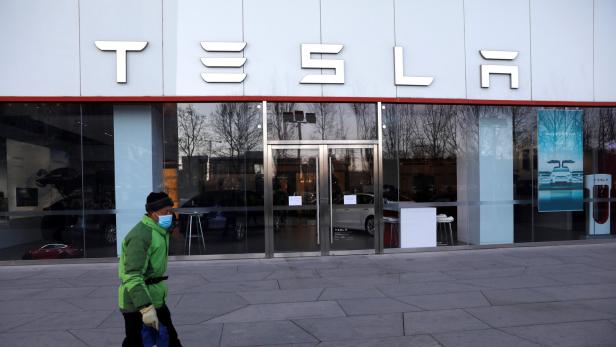 Tesla ist nicht zum 1. Mal mit Rassissmus-Vorwürfen konfrontiert. In Büros und Fabriken des Elektroautoherstellers kommt es immer wieder zu Übergriffen.