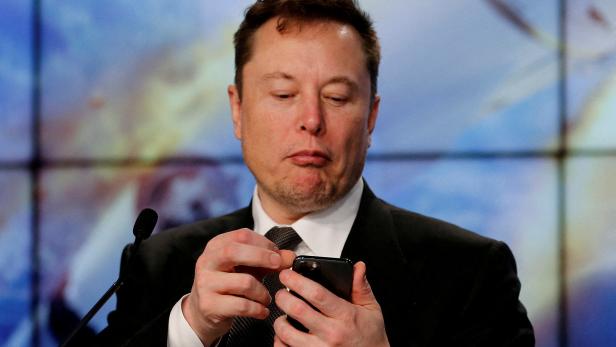 Elon Musk am Handy